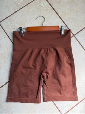 Seamless High-Waist Shorts in Rust